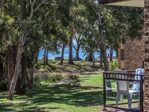 45 'Bay Parklands', 2 Gowrie Ave - pool, tennis court, spa & across the road to the beach0