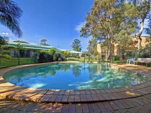 45 'Bay Parklands', 2 Gowrie Ave - pool, tennis court, spa & across the road to the beach4