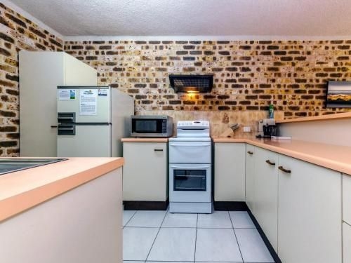45 'Bay Parklands', 2 Gowrie Ave - pool, tennis court, spa & across the road to the beach2