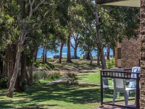 45 'Bay Parklands', 2 Gowrie Ave - pool, tennis court, spa & across the road to the beach1