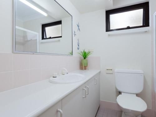 13 'Carindale', 19 Dowling Street - large ground floor unit with pool & tennis court3