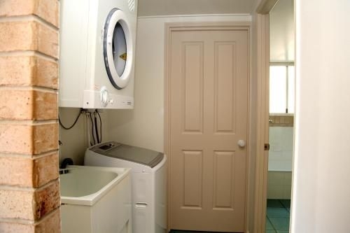 Beachside 2 - 3 BDRM Budget Apt Close to Beach2