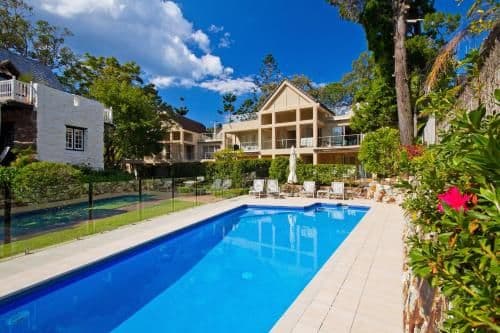 Apartment with Pool View