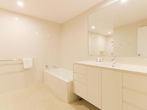 Azura Ocean View Holiday Apartment3