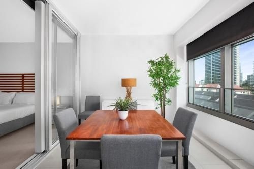Sleek Suite in the Heart of Surfers Paradise (Sleek Q1 Suite in the Heart of Surfers Paradise)4
