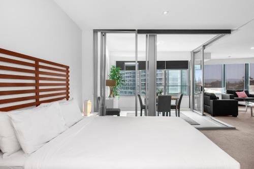 Sleek Suite in the Heart of Surfers Paradise (Sleek Q1 Suite in the Heart of Surfers Paradise)3