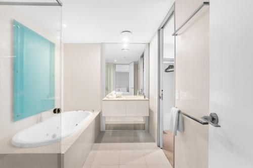 Sleek Suite in the Heart of Surfers Paradise (Sleek Q1 Suite in the Heart of Surfers Paradise)1