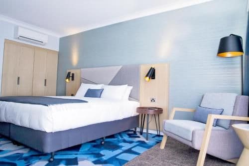 Roadside King Suite Club-Facing