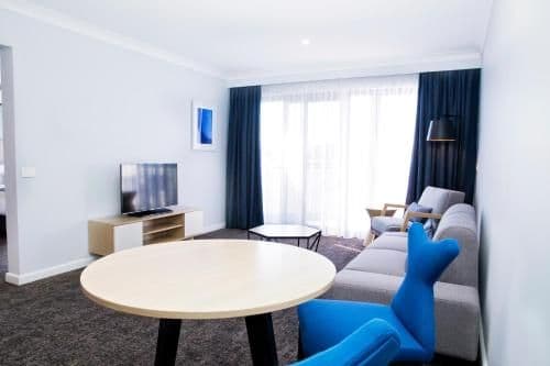 Roadside King Suite Club-Facing
