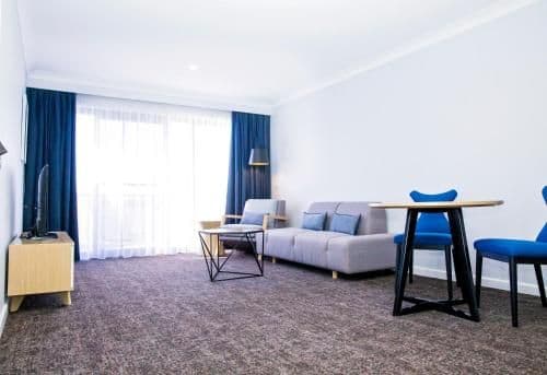 Roadside King Suite Club-Facing
