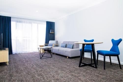 Roadside King Suite Club-Facing