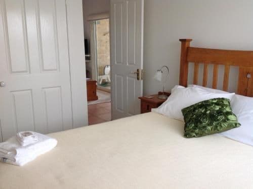 Queen Room with En Suite Bathroom