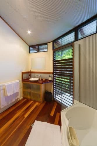 King Room with En Suite Bathroom