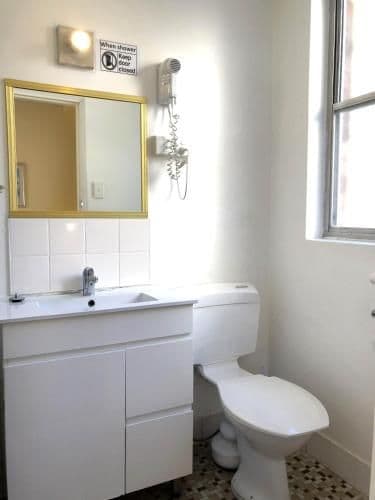 Motel Ensuite Room – 1 Queen