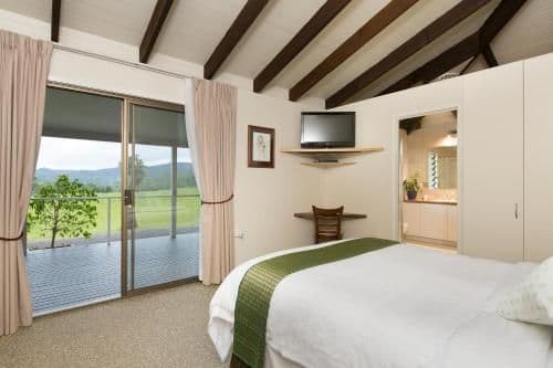 Queen Suite with Mountain View