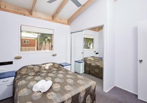 Deluxe Two-Bedroom Cabin with Spa Bath