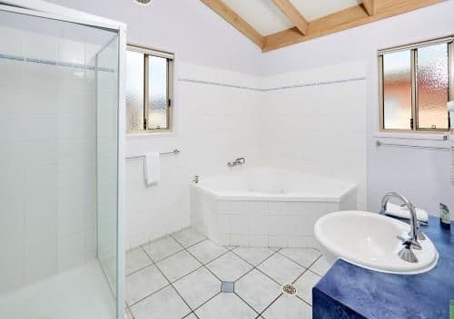 Deluxe Two-Bedroom Cabin with Spa Bath