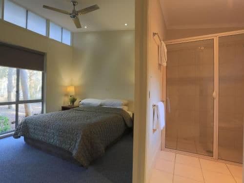 Lakefront Villa (4 guests)