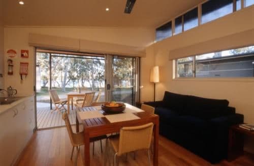 Lakefront Villa (4 guests)