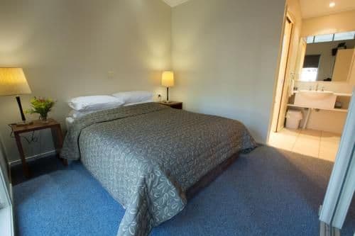 Lakefront Villa (4 guests)
