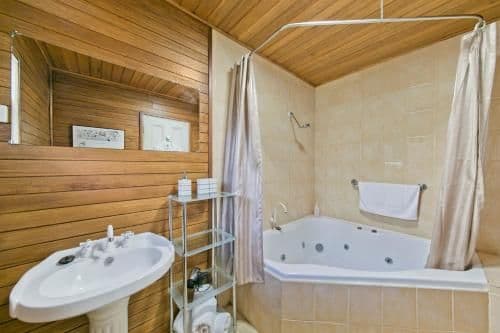 Studio with Spa Bath