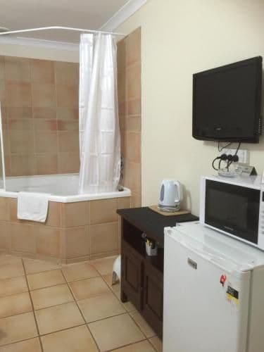 Queen Suite with Spa Bath