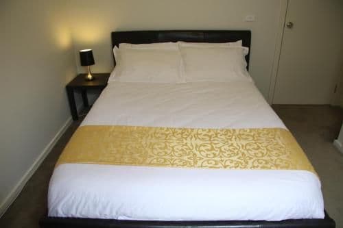 Standard Queen Room with Shared Bathroom