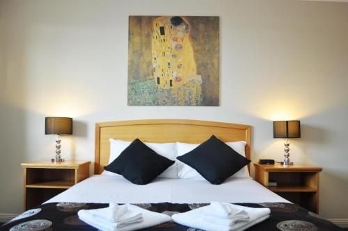 โรงแรมเมโดว์บรูก (Meadowbrook Hotel)0