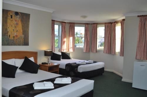 โรงแรมเมโดว์บรูก (Meadowbrook Hotel)1