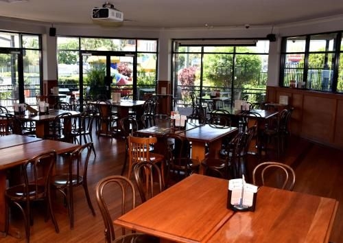 โรงแรมเมโดว์บรูก (Meadowbrook Hotel)2