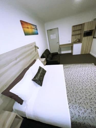 Deluxe Queen Room Accessible Via Stairs