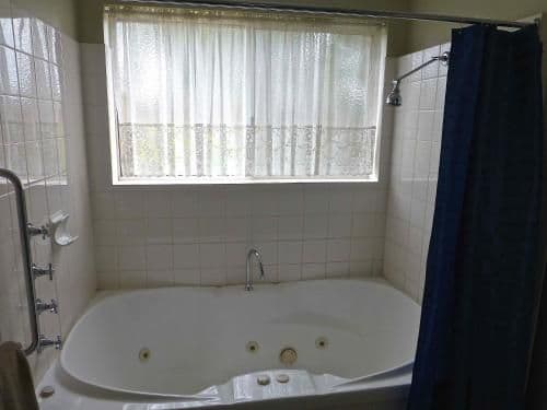 Twin Room with Spa Bath and Courtyard
