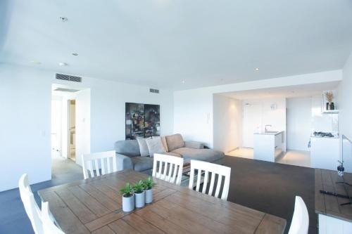 Circle on Cavill - Private Apartments2
