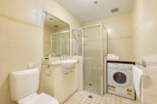 Harbour Views! 1 bdrm in Sydney CBD - MIN 1 MONTH - 1312 BRG (Sydney CBD 1 Bedroom Self Contained Apartment)2