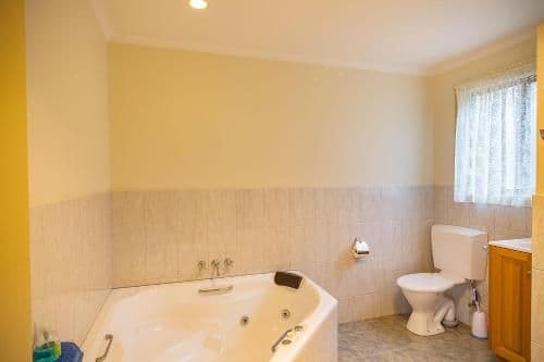 Queen Room with Spa Bath (23)