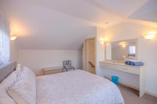 Queen Room with Spa Bath (23)
