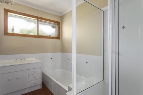 Ocean Breeze Retreat - with spa and space4