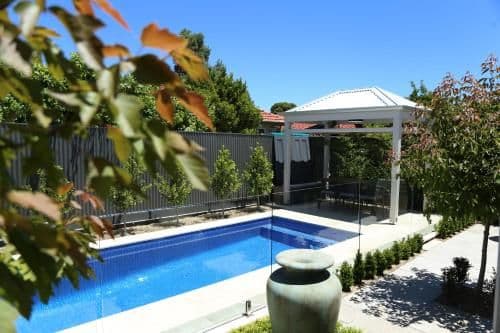 Apartment with Pool View