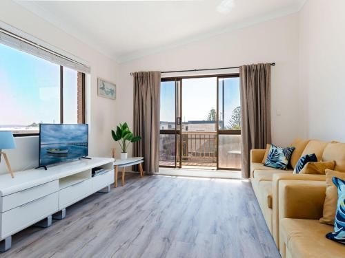 6 'Bahia', 47 Ronald Avenue - fantastic location with filtered water views3