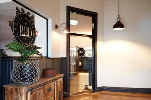 The Royal Hotel, Drouin0