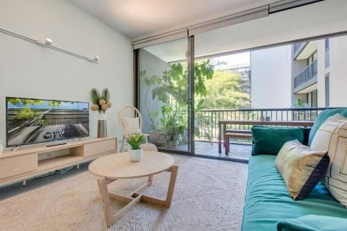 Tranquil contemporary hideaway in hippest area0