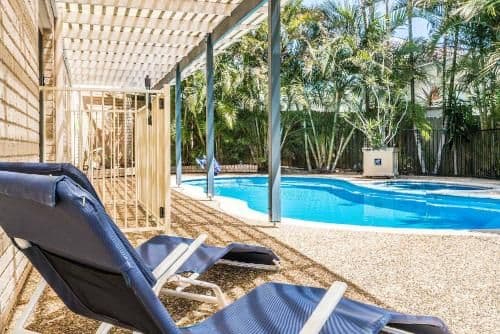 Apartment with Pool View