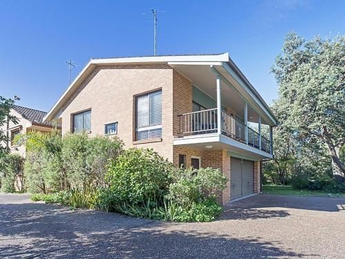 2 'Plattens' 15 Kurrawa Close - great duplex so close to the water0