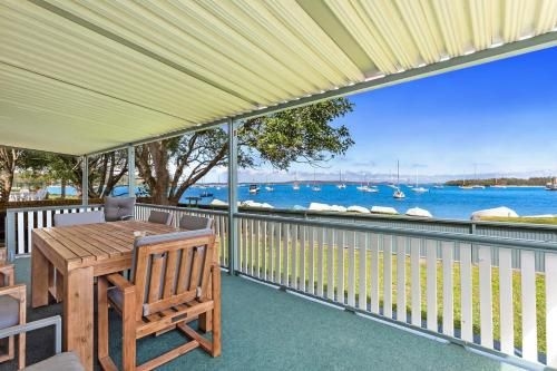 Sunset Beach House - Soldiers Point Sleeps 90