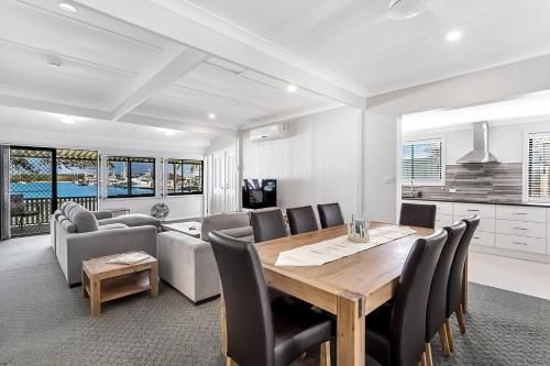 Sunset Beach House - Soldiers Point Sleeps 92