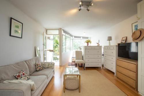 Sunlit studio in the trees, walk to the beach0