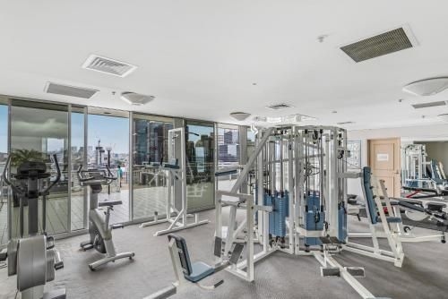 Luxurious harbour view apartment steps from city3