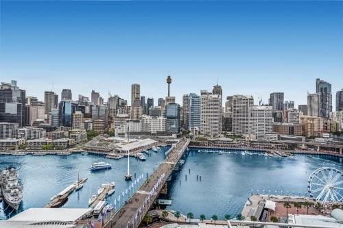 Luxurious harbour view apartment steps from city1