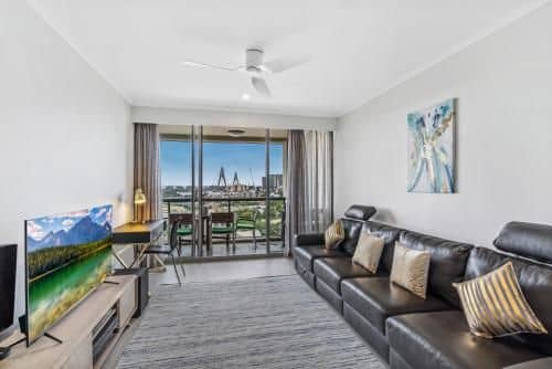 Luxurious harbour view apartment steps from city Luxurious harbour view apartment steps from city