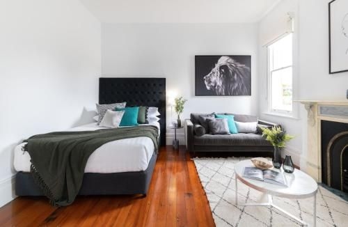 Cosy nook in inner-city Victorian mansion0